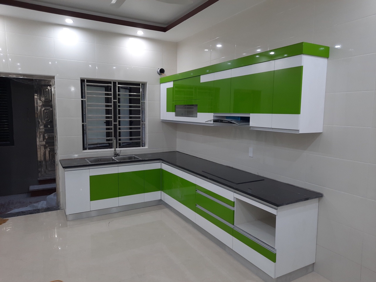 Mẫu tủ bếp màu xanh lá cây nhựa PVC chữ l Xuyên Việt 8