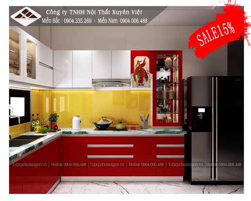 Tủ bếp acrylic tông đỏ nổi bật trong không gian bếp nhà anh Thiều