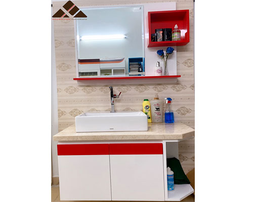 Tủ lavabo tông đỏ kèm khung gương LBK266S có sẵn tại Xuyên Việt