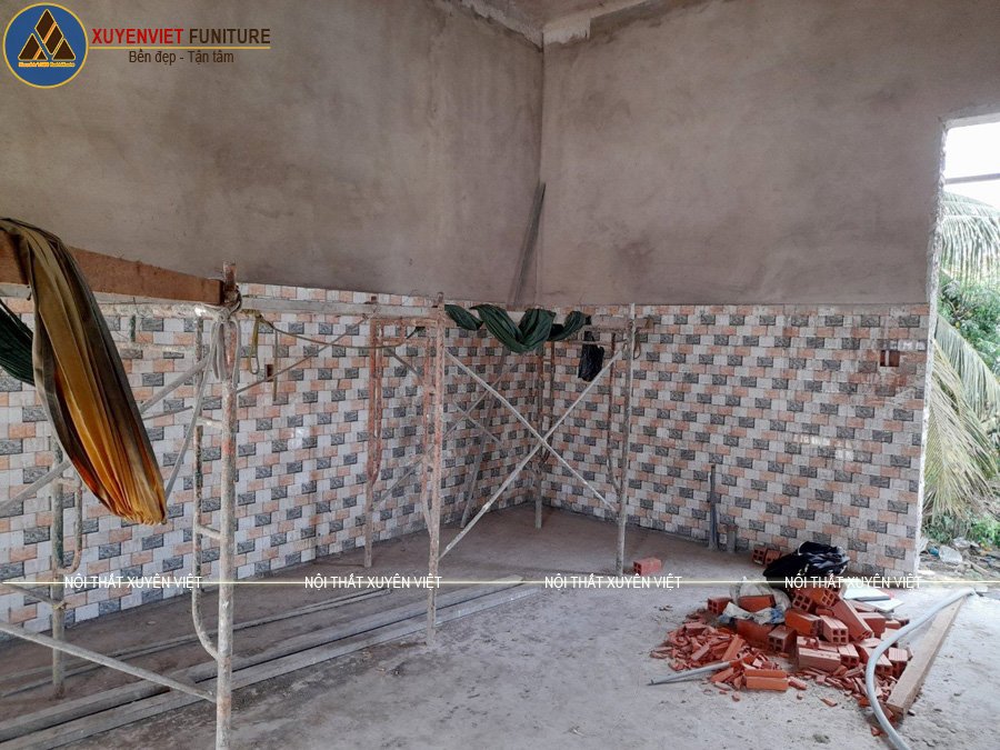 Hiện trạng không gian bếp nhà chị Ngân trước khi lắp đặt bộ tủ bếp nhựa acrylic tại Xuyên Việt