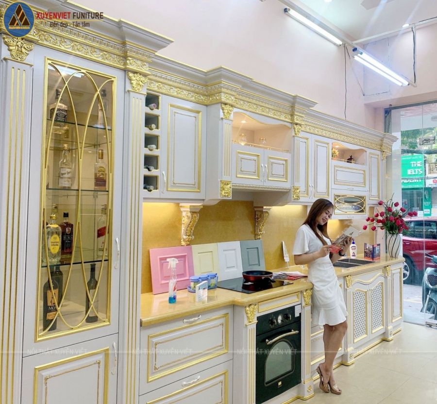 Tủ bếp tân cổ điển tông trắng dát vàng tại Xuyên Việt