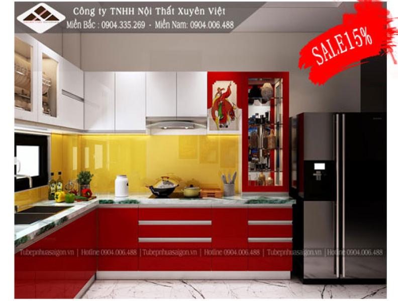   
          Tủ bếp acrylic tông đỏ nổi bật trong không gian bếp nhà anh Thiều